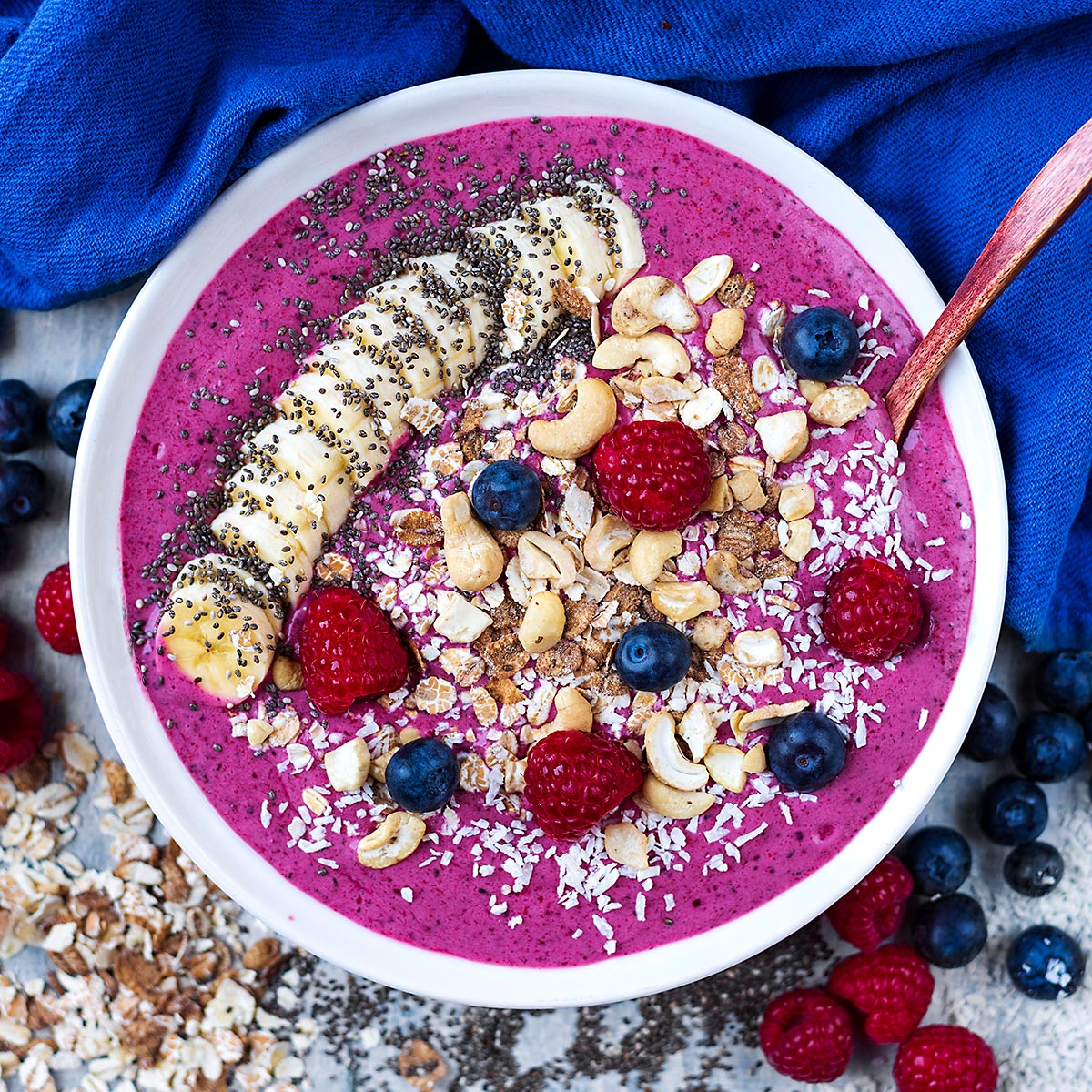 Smoothie bowl make raspberry full avocado banana delicious feeling toppings satisfied lunch until keep perfectly creamy healthy sweet